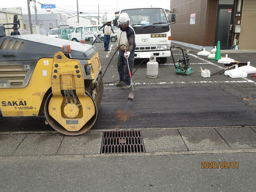 駐車場アスファルト陥没　補修工事